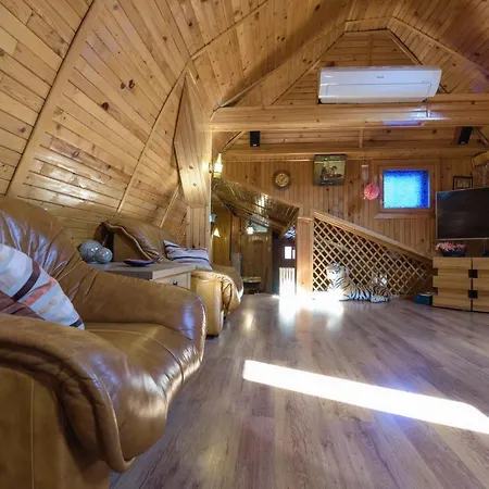 Wooden Attic Habitación en casa particular Braşov